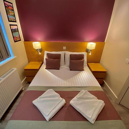 Holtwhites Hotel Enfield Bagian luar foto