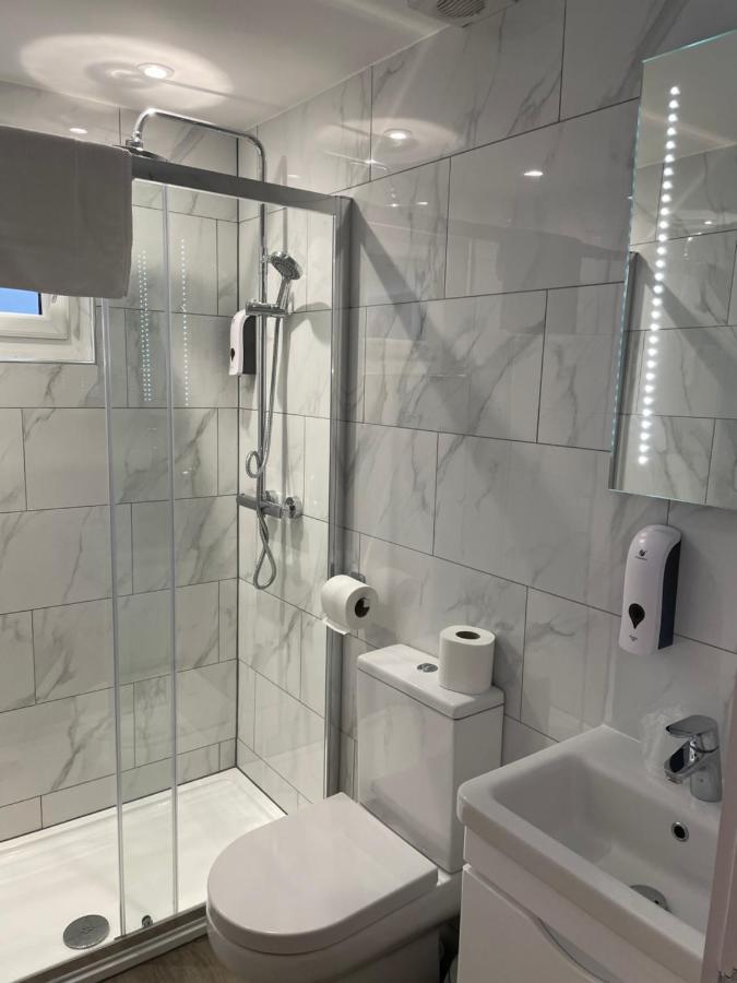 Holtwhites Hotel Enfield Bagian luar foto