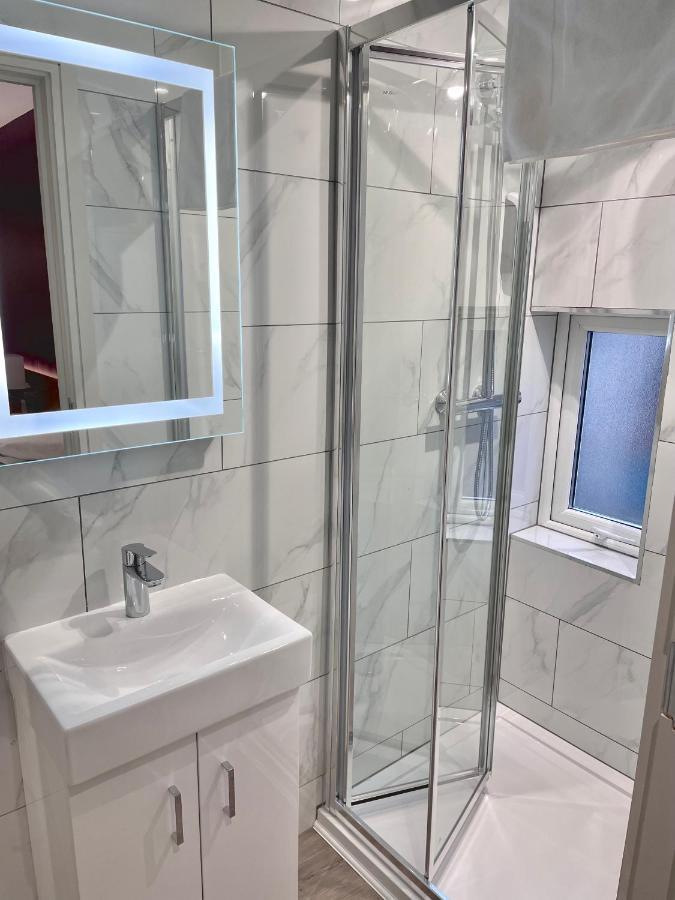 Holtwhites Hotel Enfield Bagian luar foto