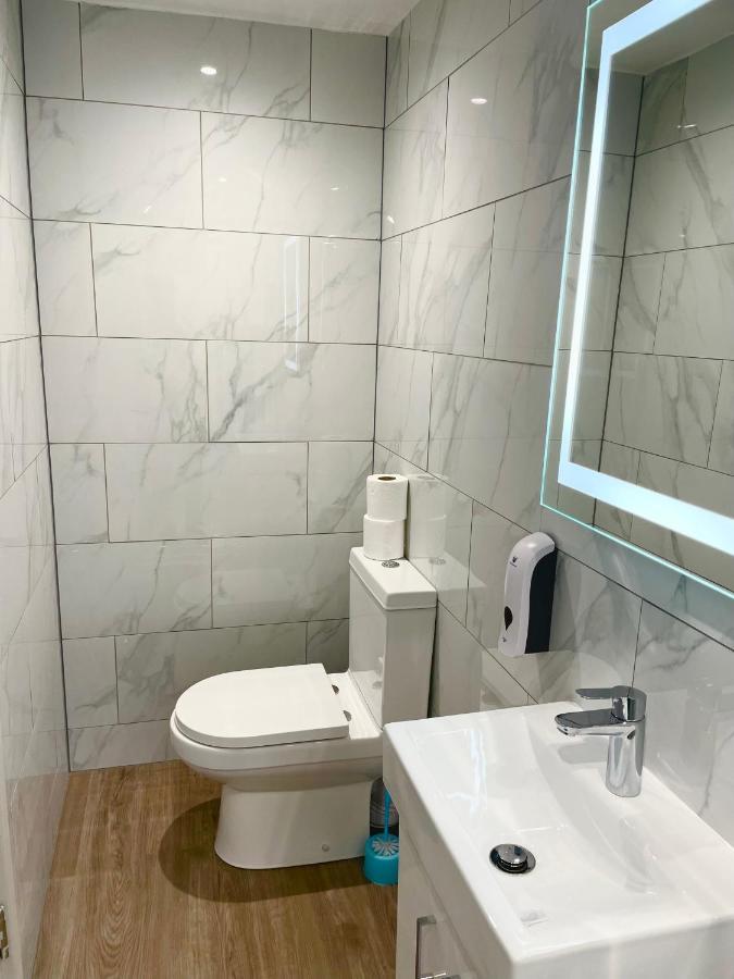 Holtwhites Hotel Enfield Bagian luar foto