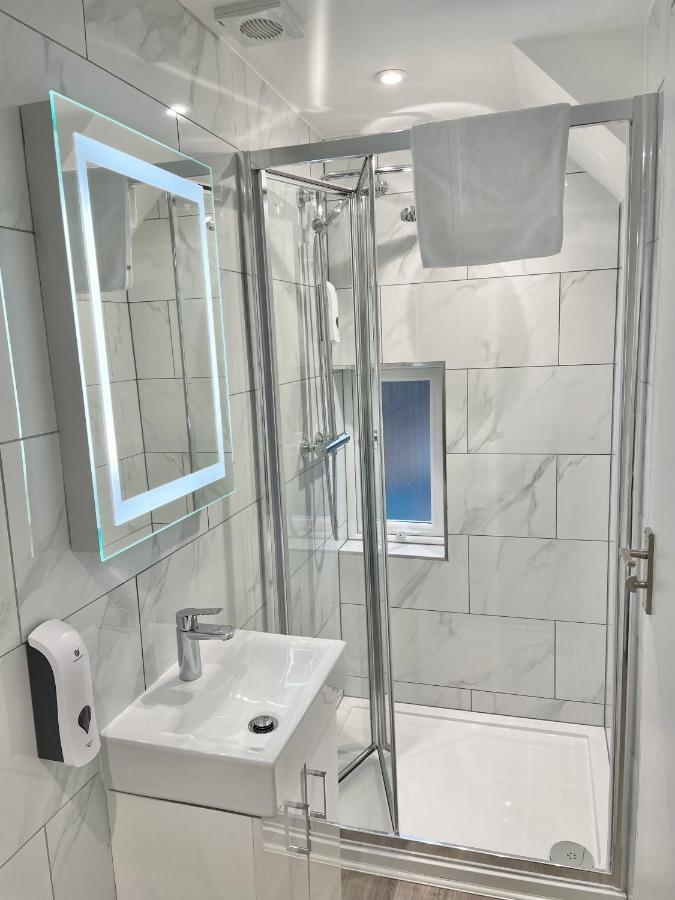 Holtwhites Hotel Enfield Bagian luar foto