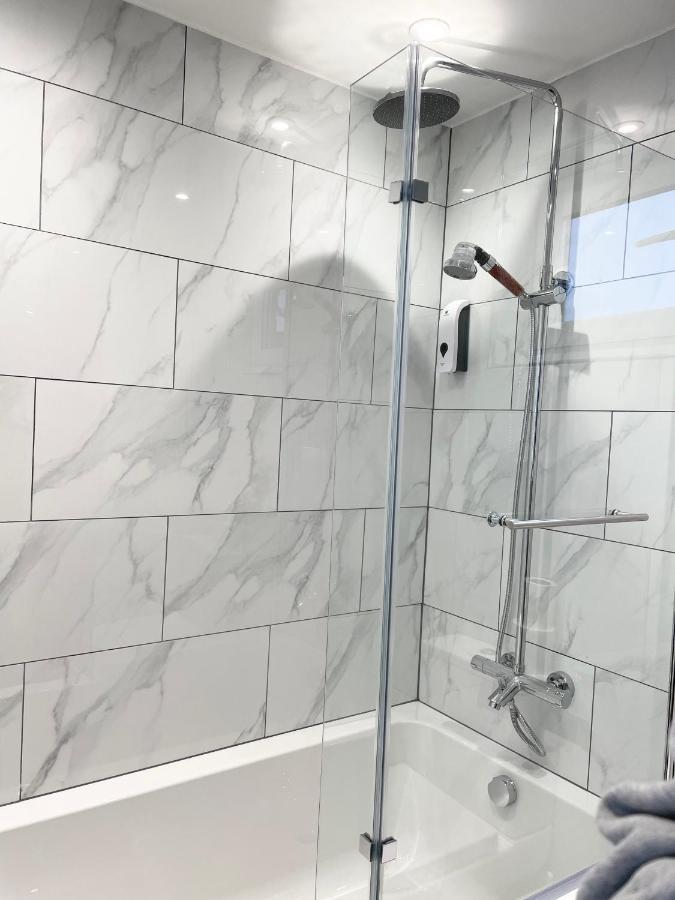 Holtwhites Hotel Enfield Bagian luar foto