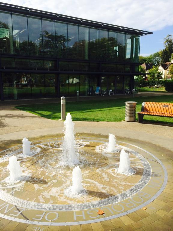Holtwhites Hotel Enfield Bagian luar foto