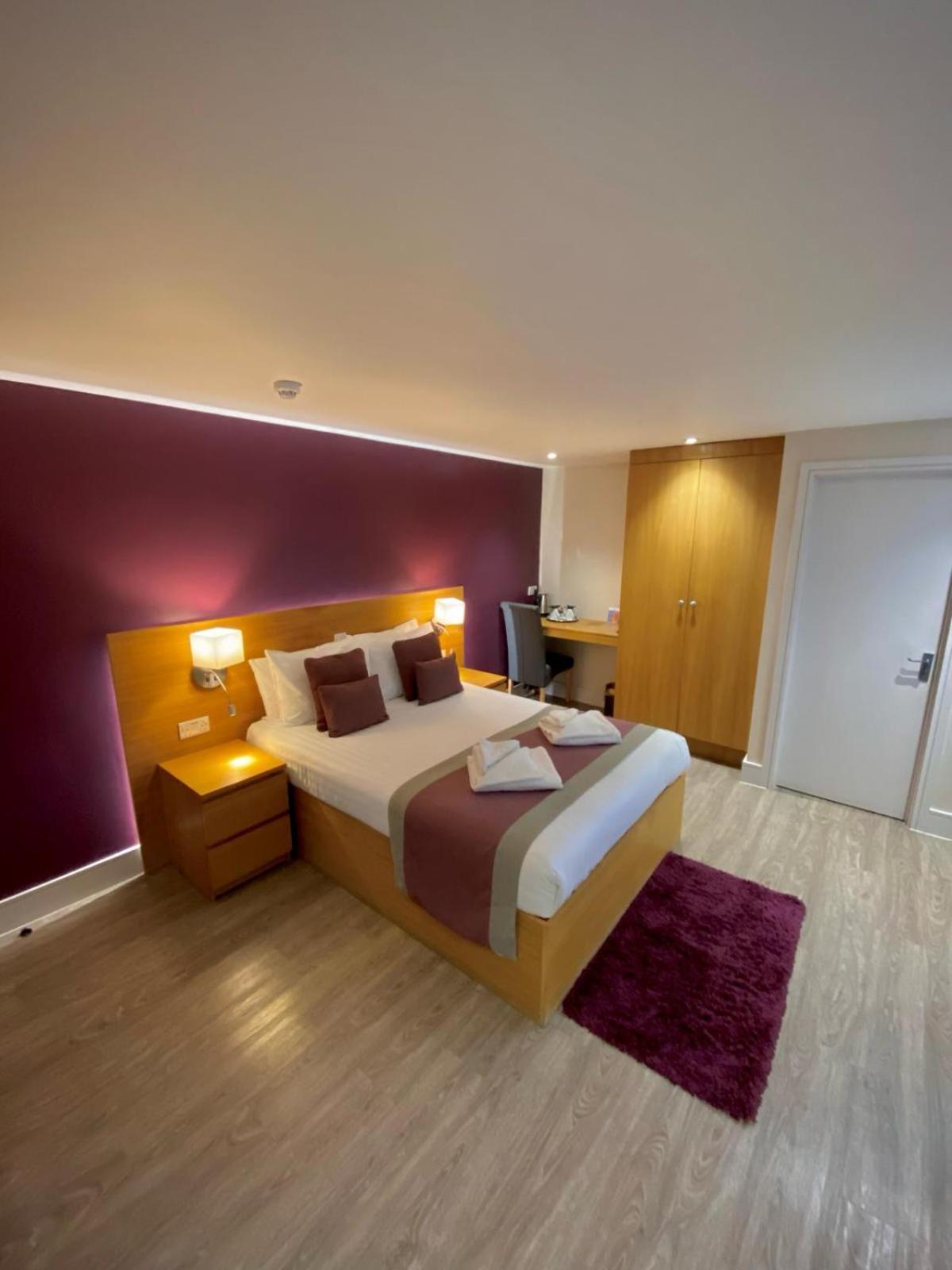 Holtwhites Hotel Enfield Bagian luar foto