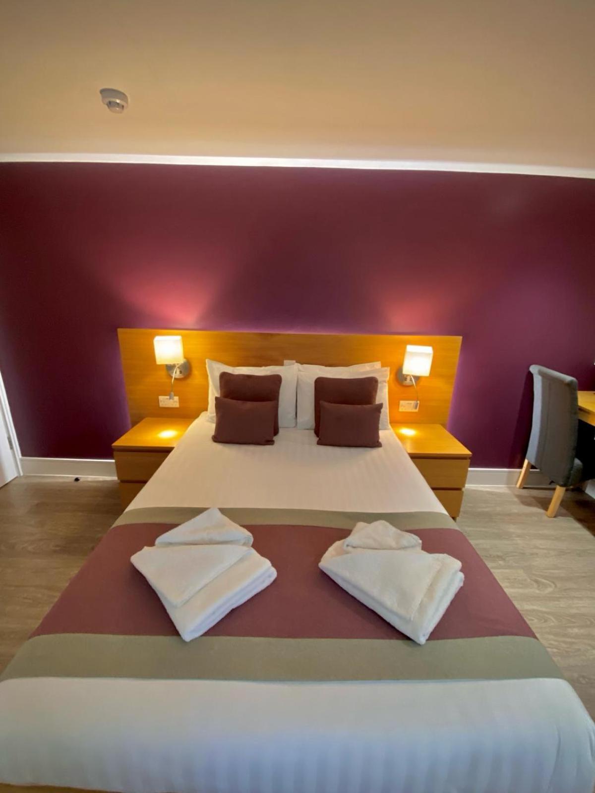 Holtwhites Hotel Enfield Bagian luar foto