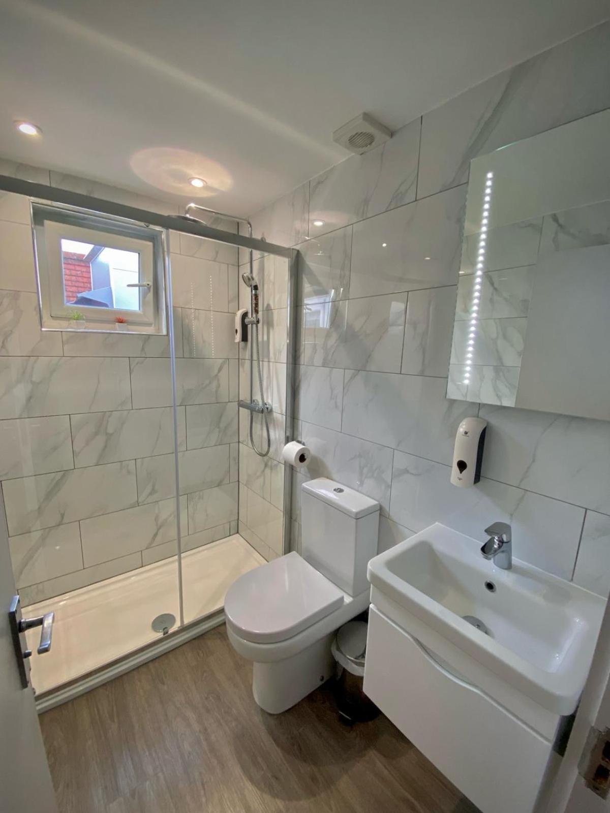 Holtwhites Hotel Enfield Bagian luar foto