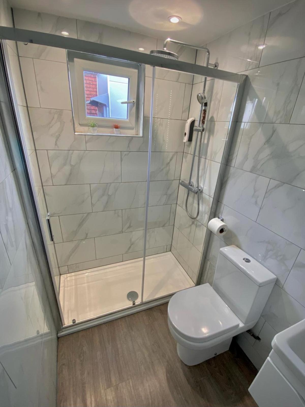 Holtwhites Hotel Enfield Bagian luar foto