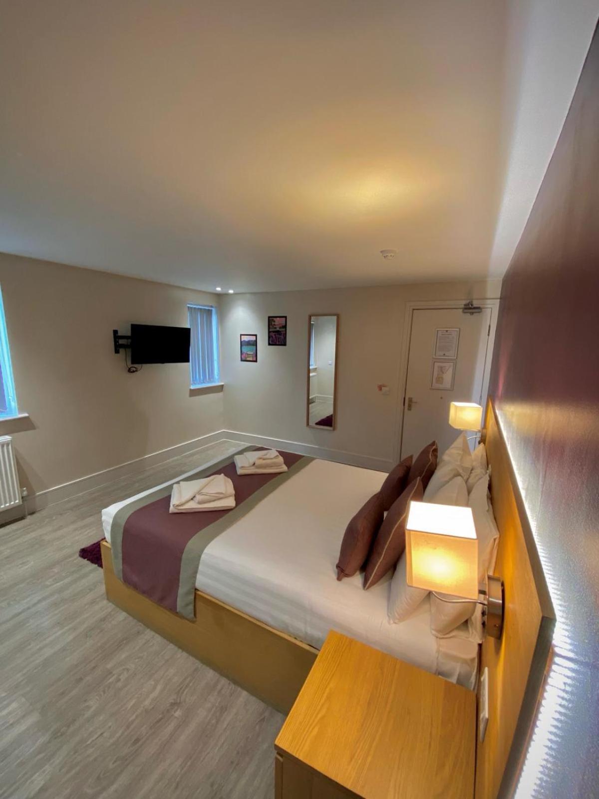 Holtwhites Hotel Enfield Bagian luar foto
