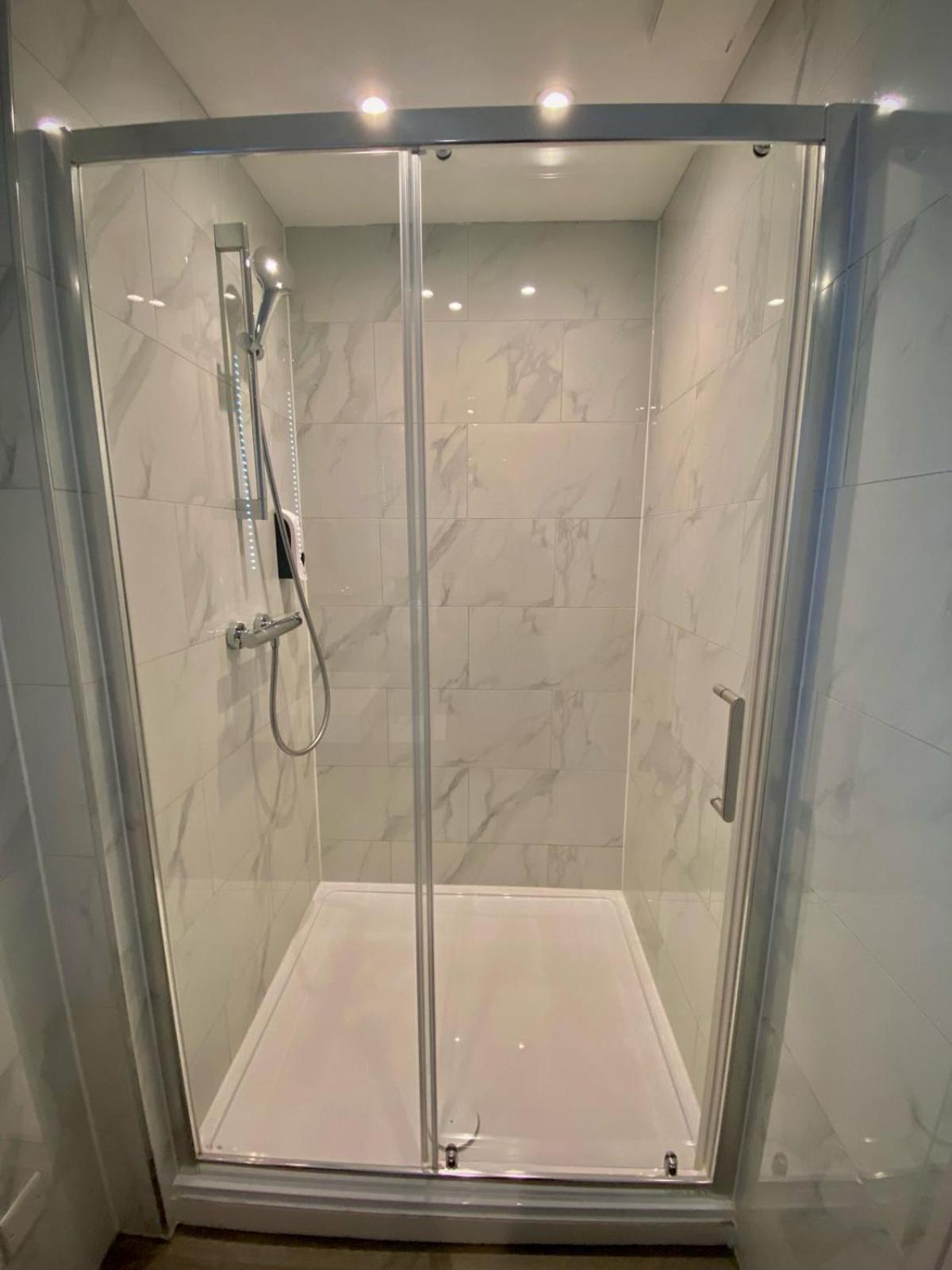 Holtwhites Hotel Enfield Bagian luar foto
