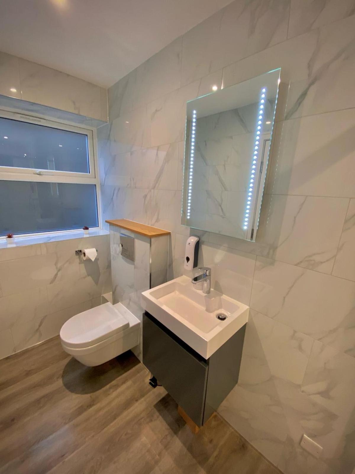 Holtwhites Hotel Enfield Bagian luar foto