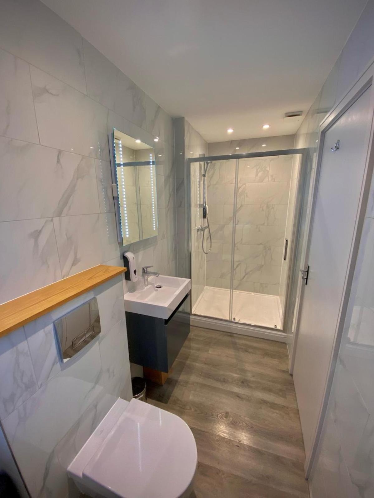 Holtwhites Hotel Enfield Bagian luar foto