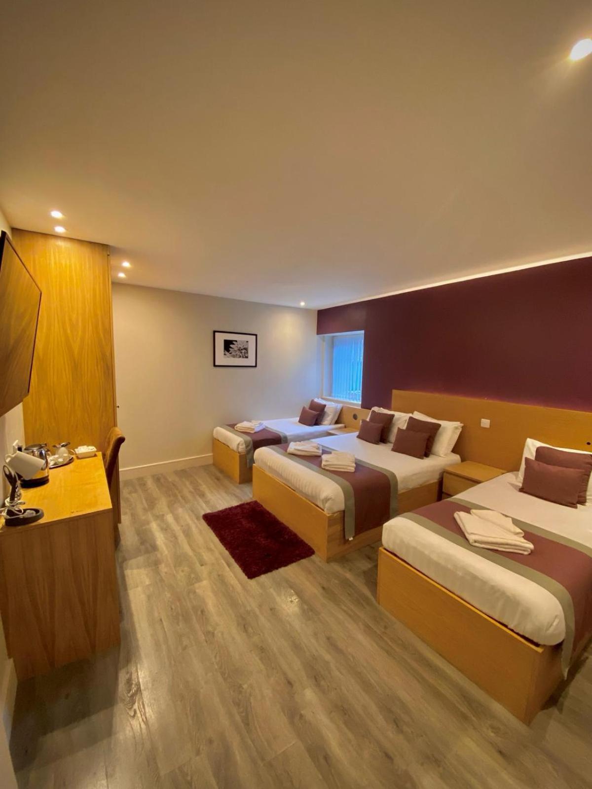 Holtwhites Hotel Enfield Bagian luar foto