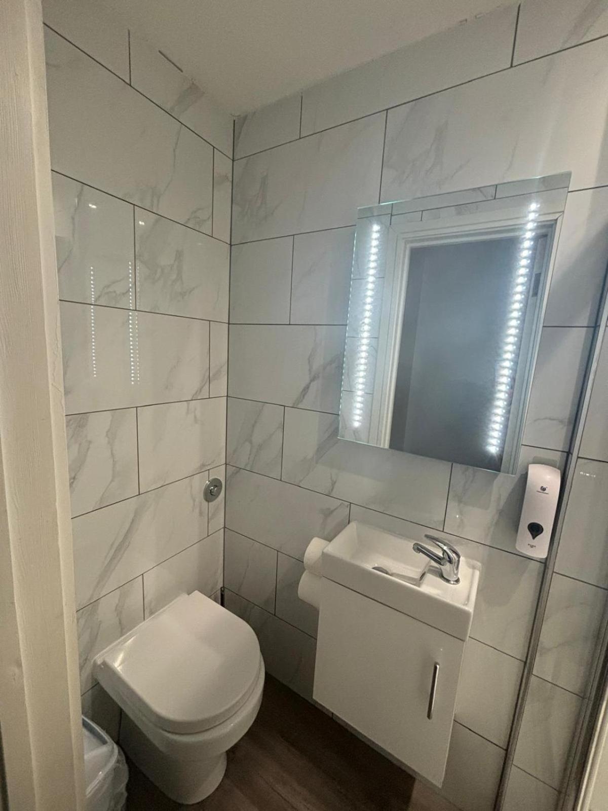 Holtwhites Hotel Enfield Bagian luar foto