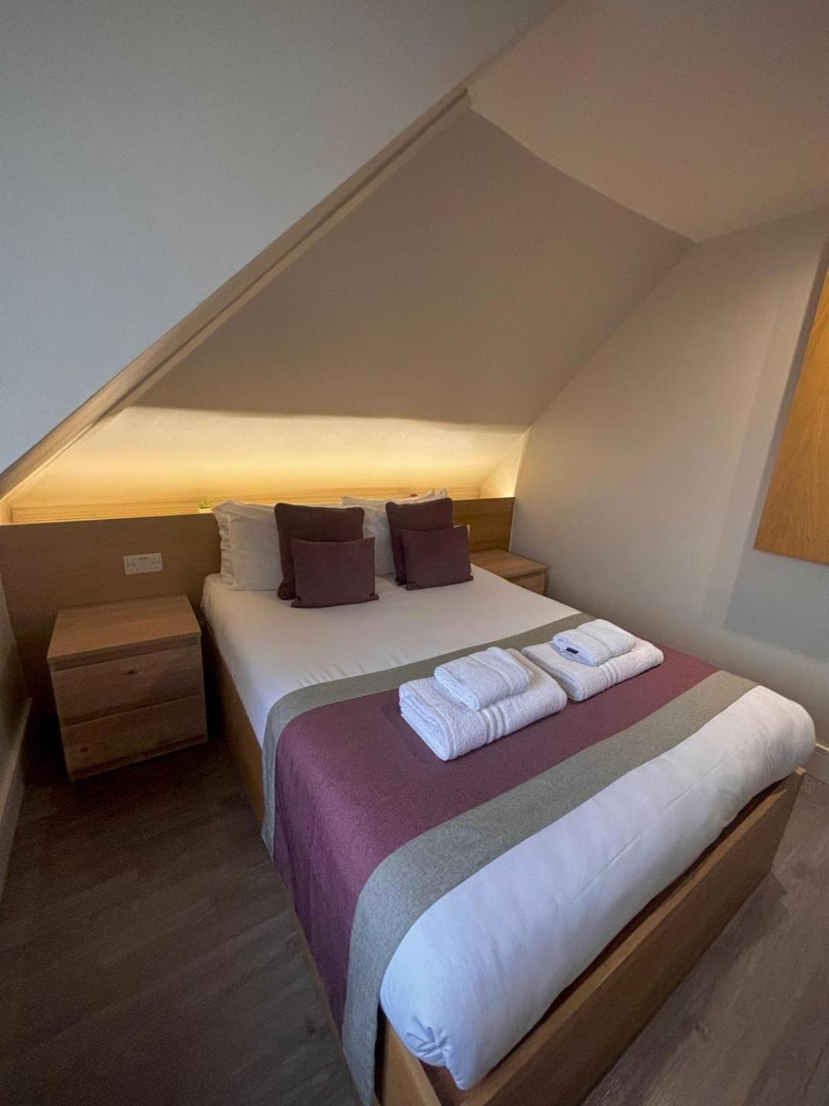 Holtwhites Hotel Enfield Bagian luar foto