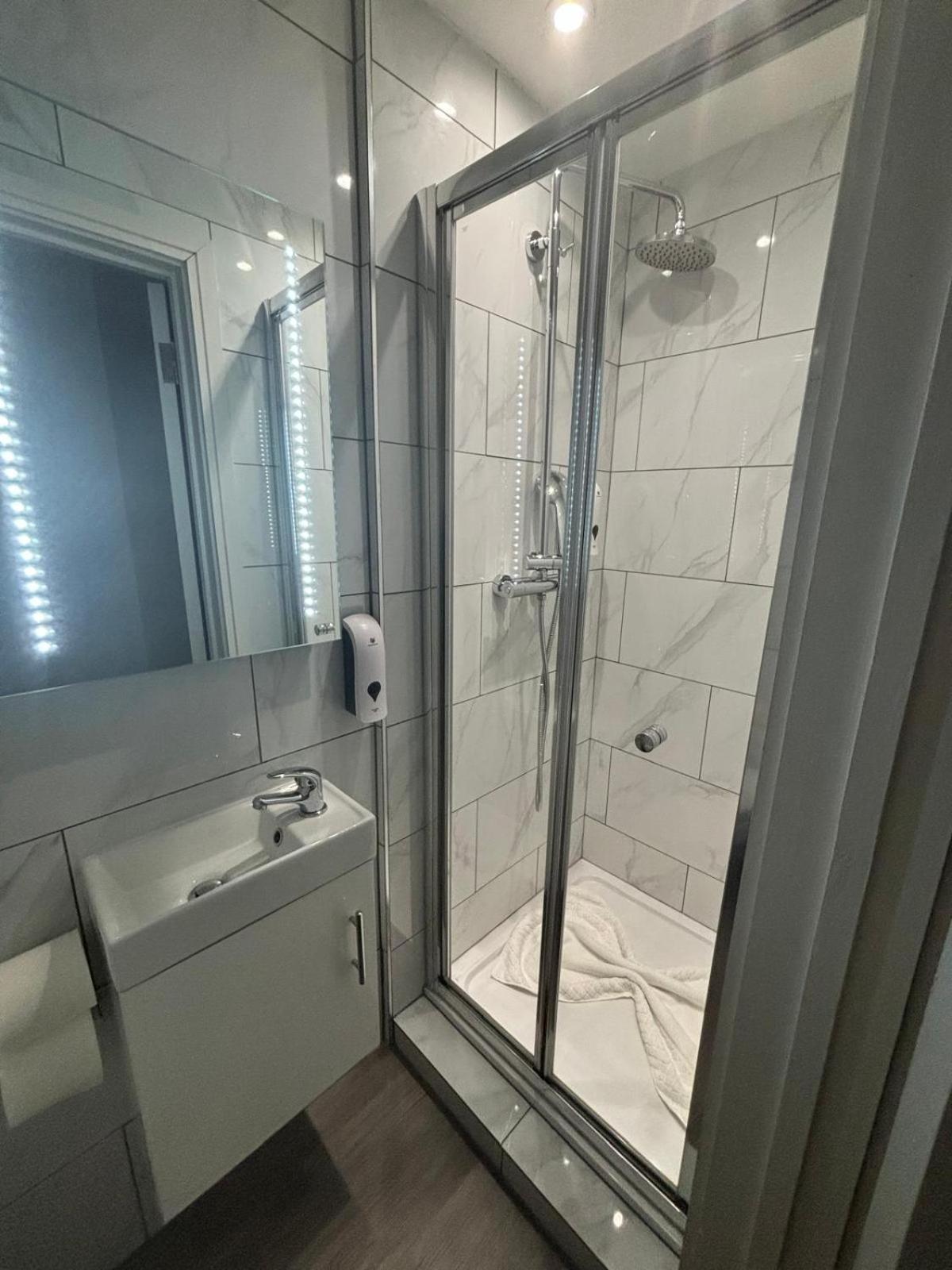 Holtwhites Hotel Enfield Bagian luar foto