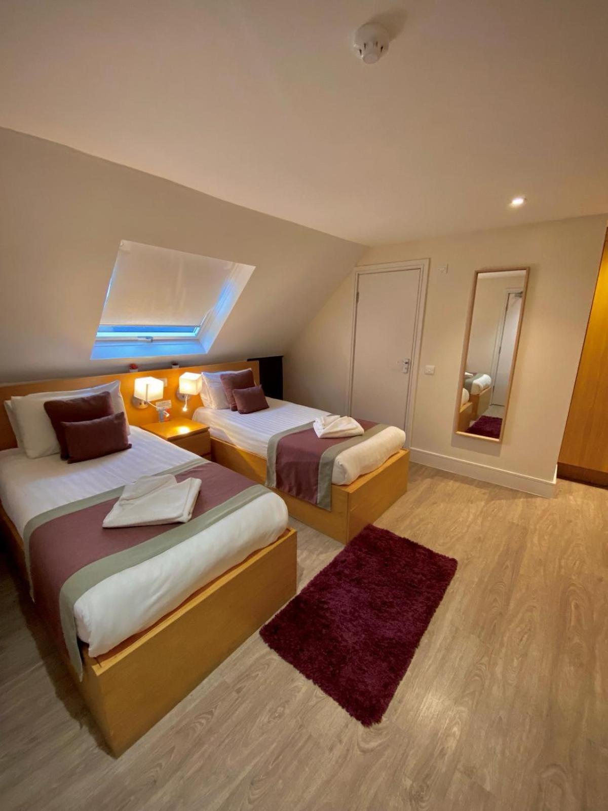 Holtwhites Hotel Enfield Bagian luar foto