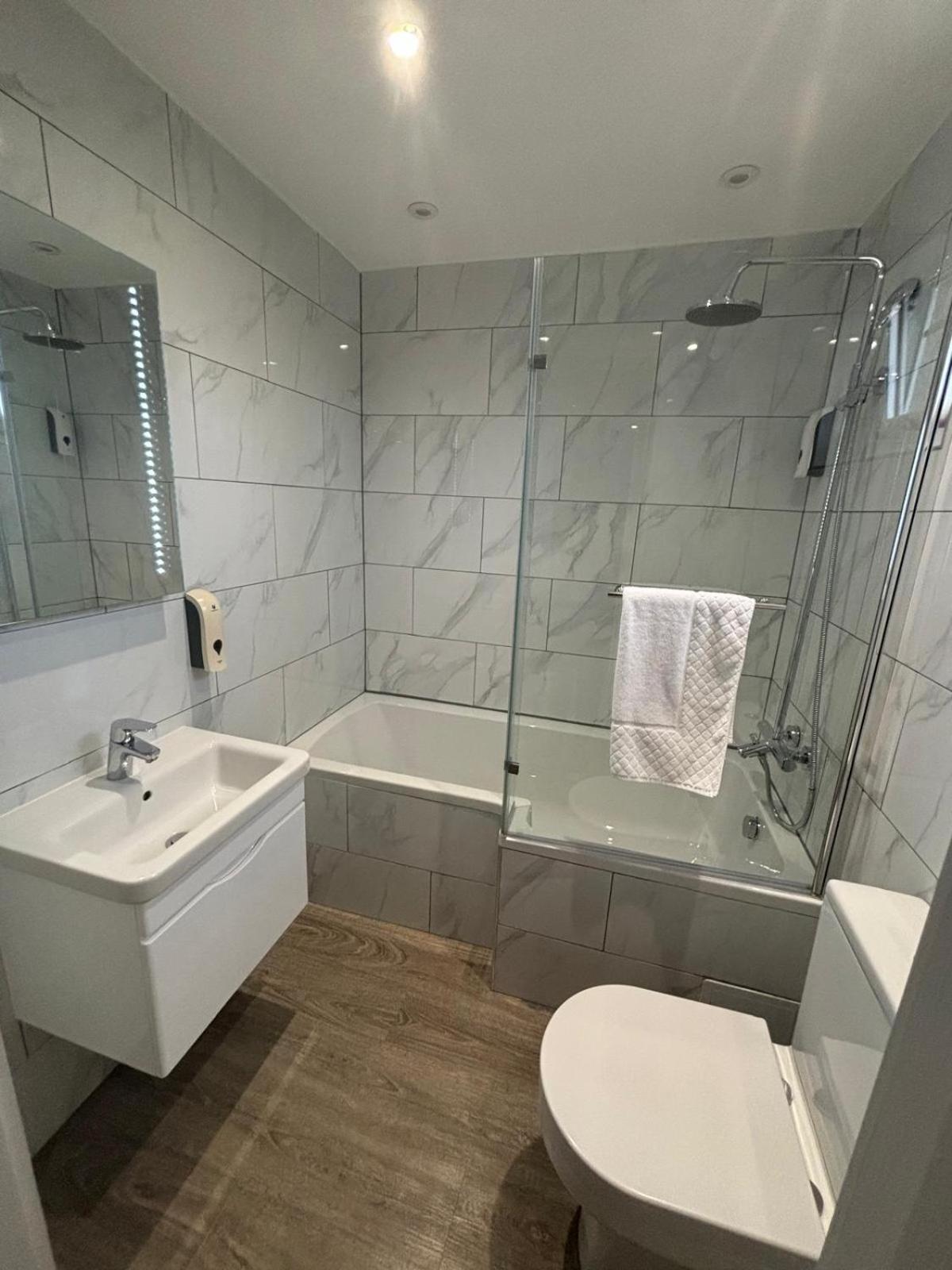 Holtwhites Hotel Enfield Bagian luar foto