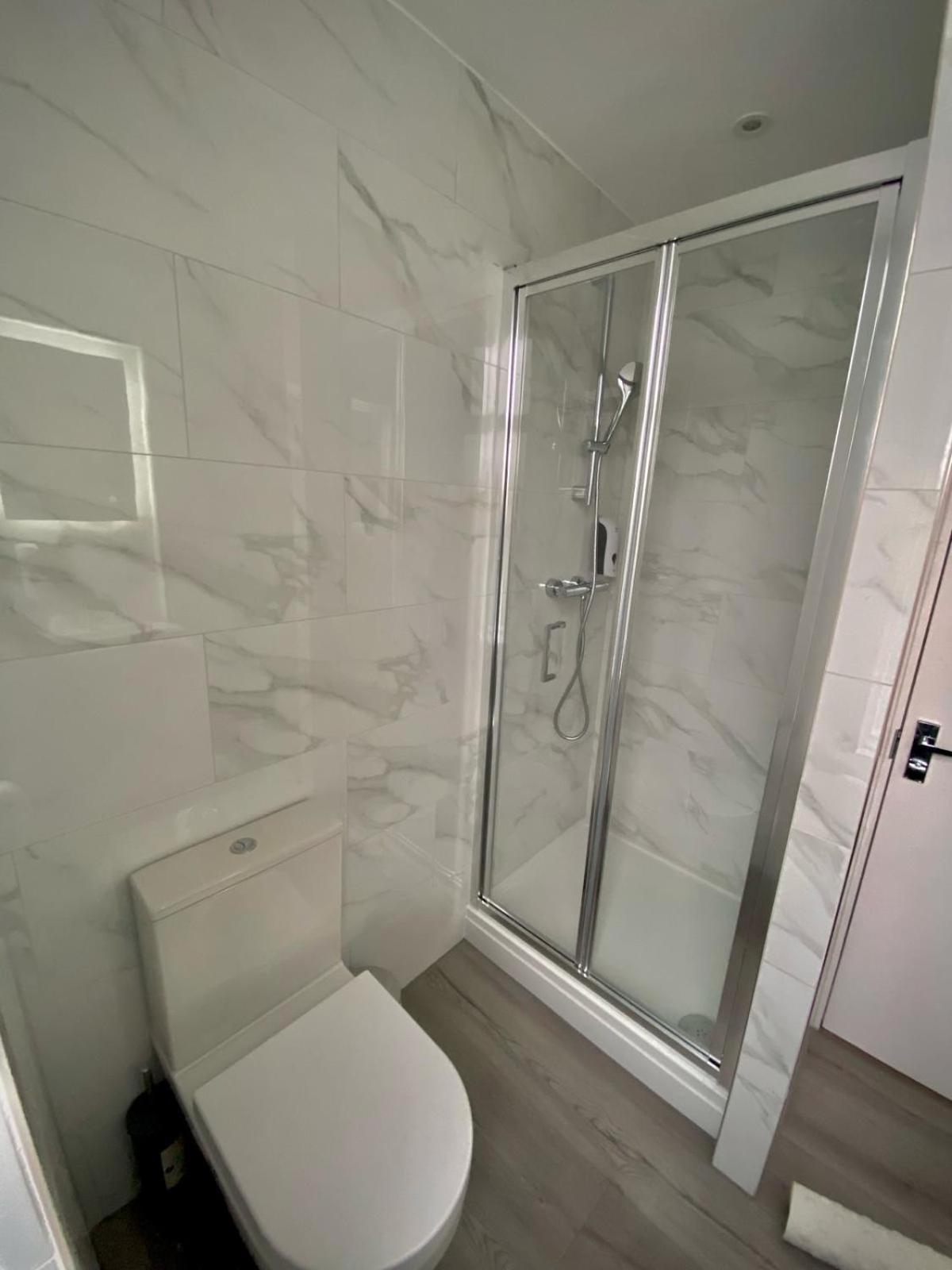 Holtwhites Hotel Enfield Bagian luar foto