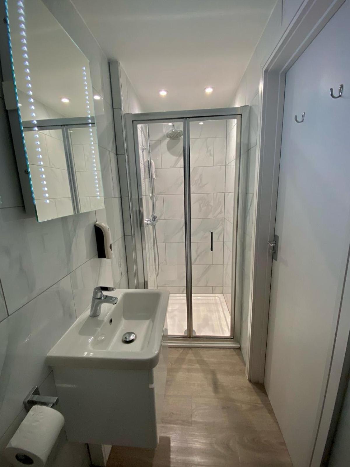 Holtwhites Hotel Enfield Bagian luar foto