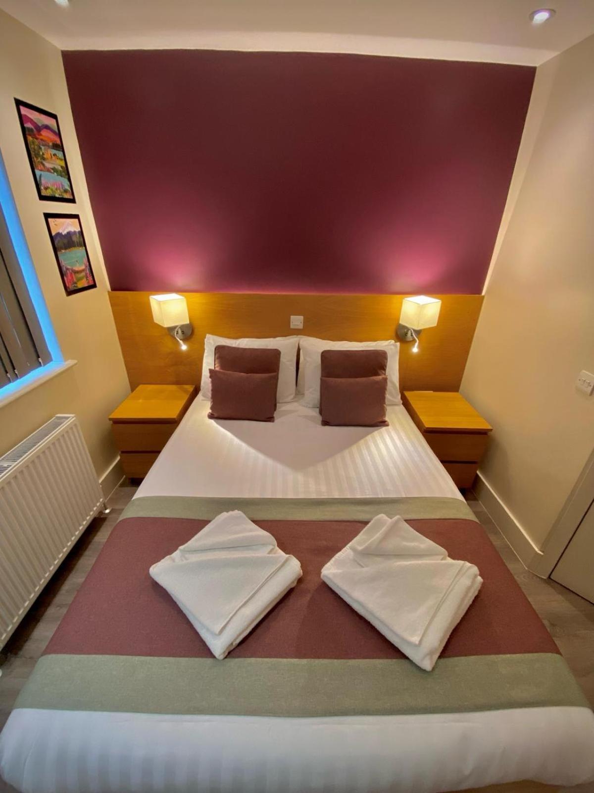 Holtwhites Hotel Enfield Bagian luar foto